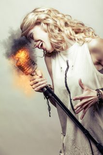 girl-945819_1280-213x320  