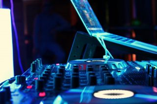 dj-8347229_1280-320x213  